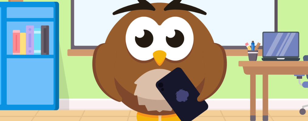 RosiMosi mascot holding a phone